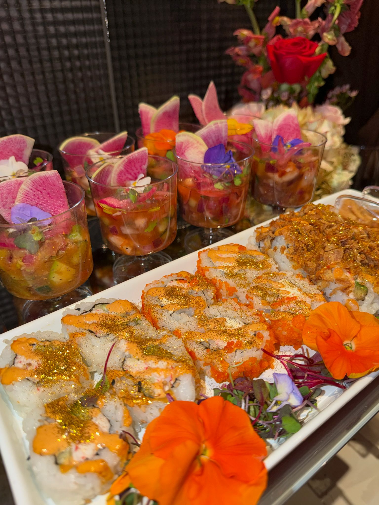 Tostada gourmet de atún con toppings estilo ceviche y salsa oscura