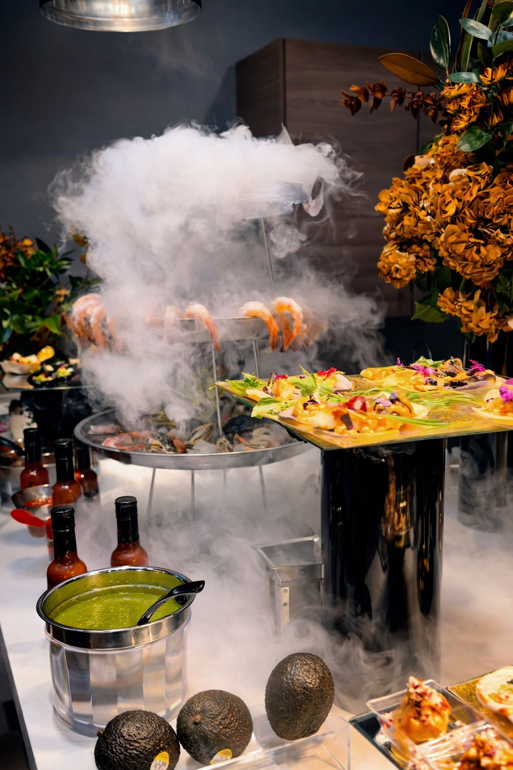 Presentación de catering con bandejas y decoración floral