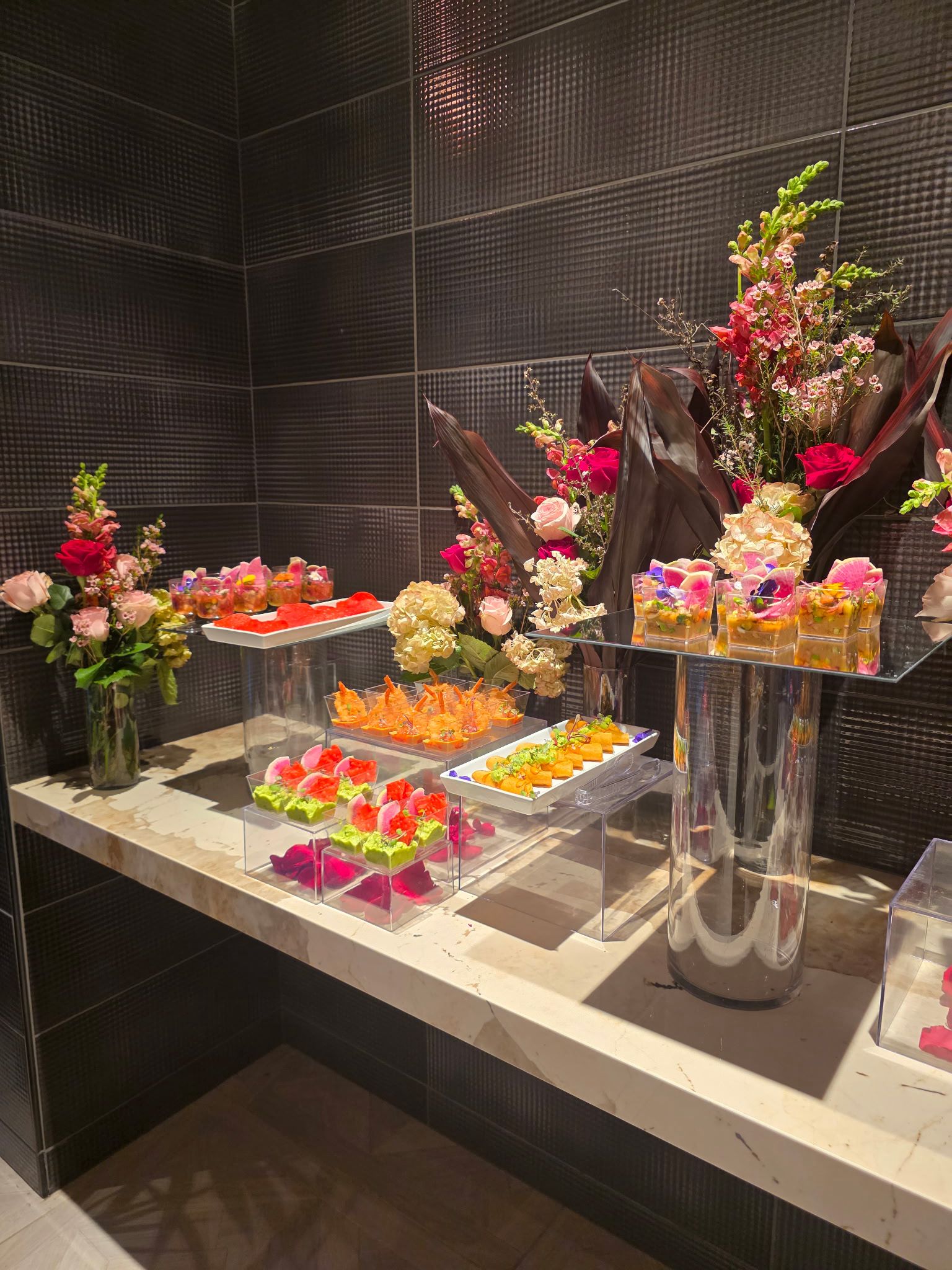 Pescado a la parrilla con arroz mexicano, ensalada y adorno de orquídea