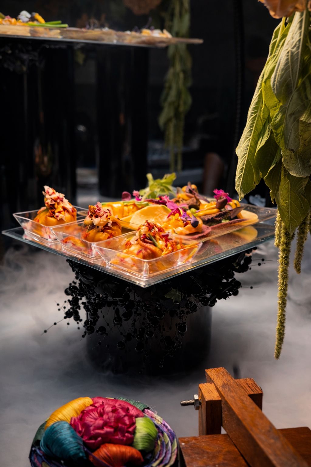 Buffet de mariscos con camarones, ostras, guacamole y aguacates