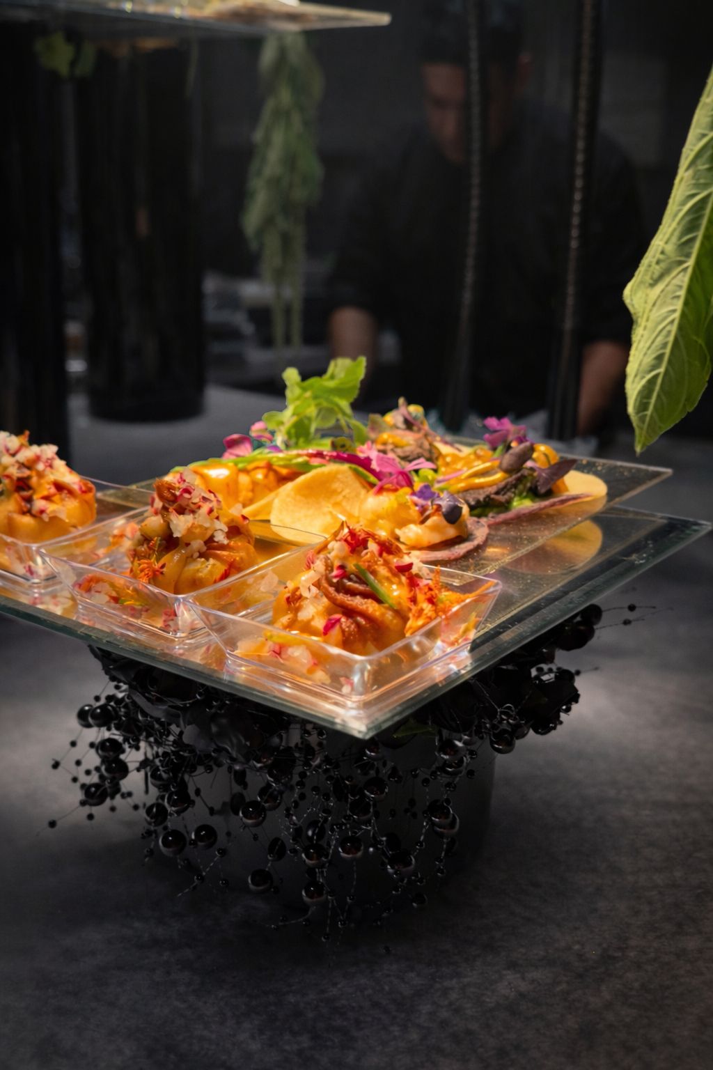 Mini tacos gourmet con flores comestibles e hielo seco