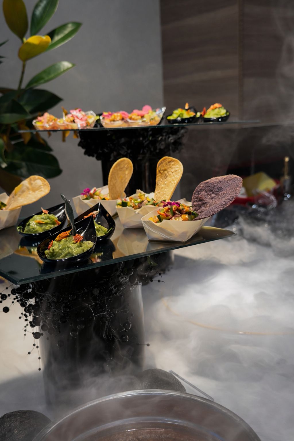 Botes de guacamole y salsa con totopos y flores